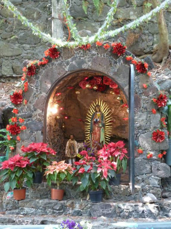 Pequeno altar em rua de Tepoztlán, na região central do México
